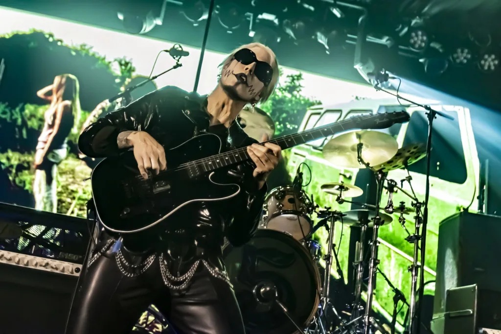 Actual guitarrista de Mötley Crüe se presentará en noviembre