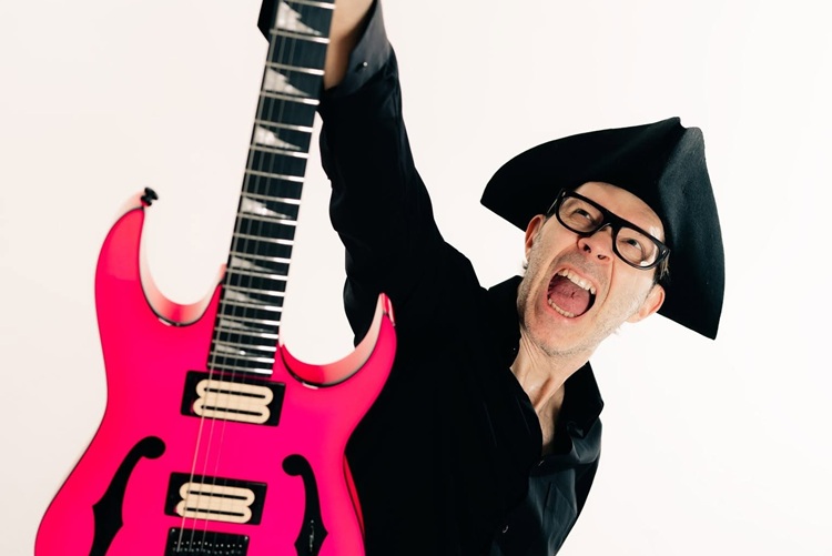 El virtuoso guitarrista llegará al Teatro Cariola