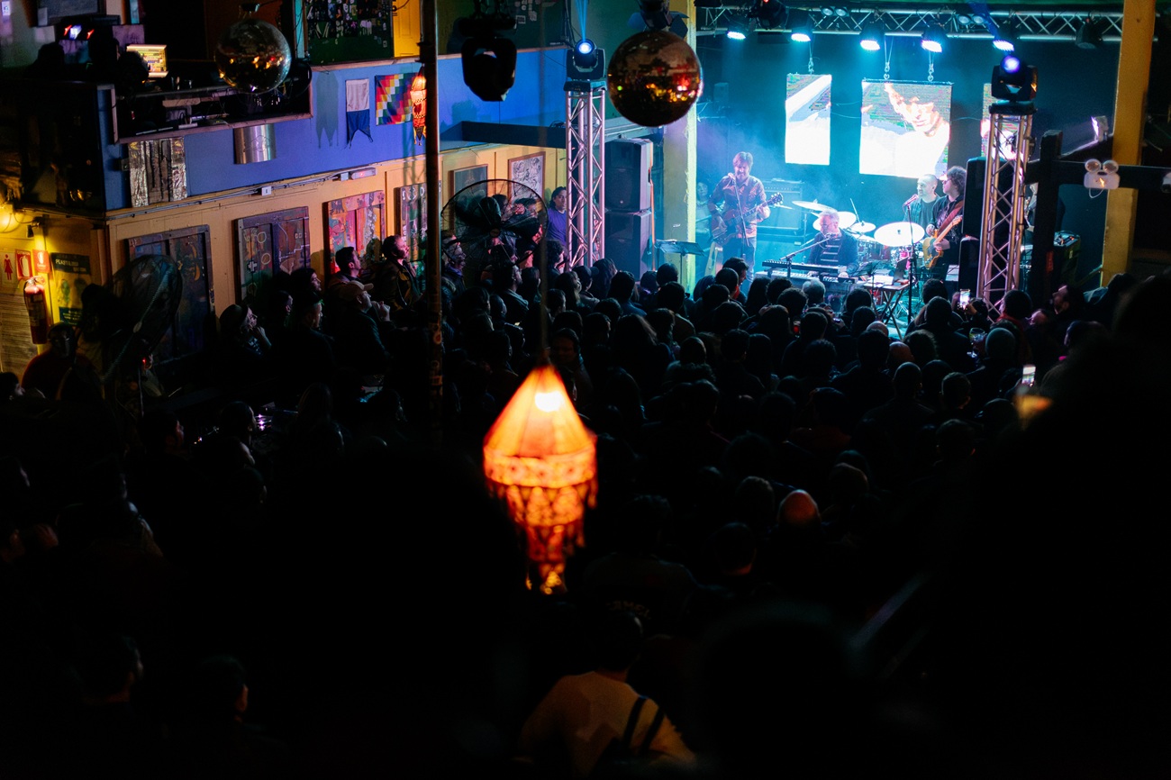 Fiesta de disfraces y música en vivo