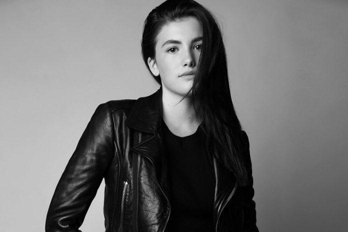Hija del líder de Pearl Jam estrenó 'Show Me the Truth'