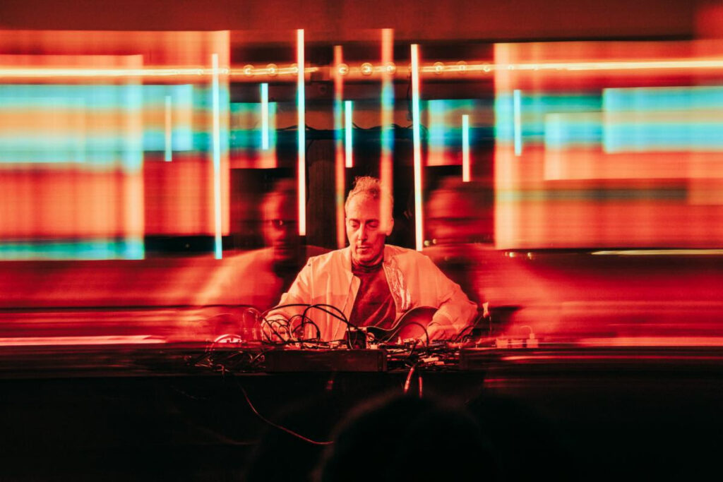 Oren Ambarchi revela los detalles de su nuevo disco: se titula ''Cooked'' y participan Eiko Ishibashi, Jim O'Rourke, Johan Berthling y varios más