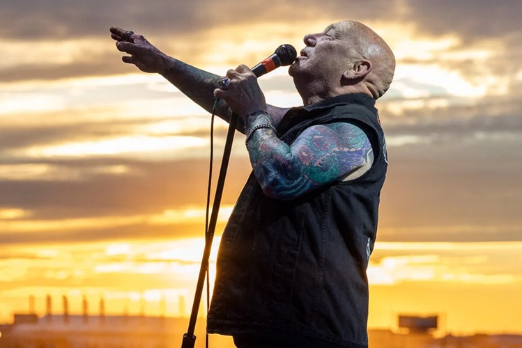 La voz de Rose Tattoo tenía 79 años