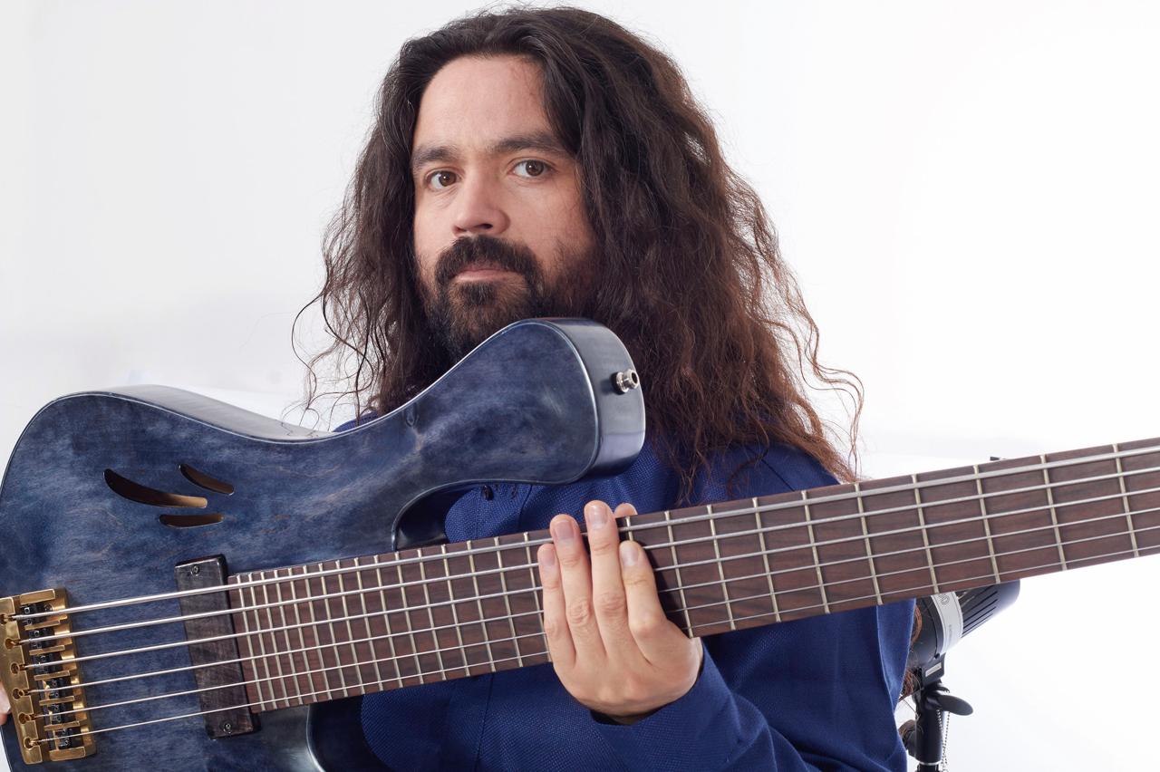 Christian Gálvez: los colores mestizos de una obra en constante expansión